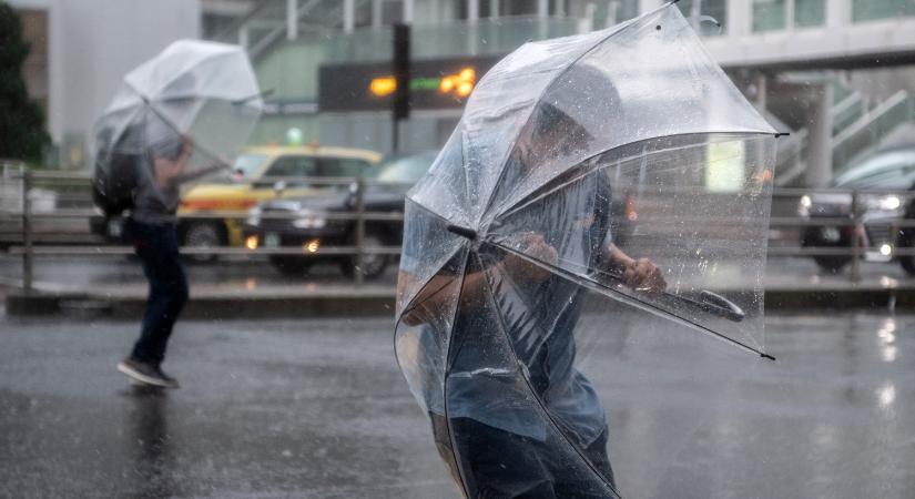 Ítéletidőre készül Japán: leállnak a vonatok, megbénul a légi közlekedés