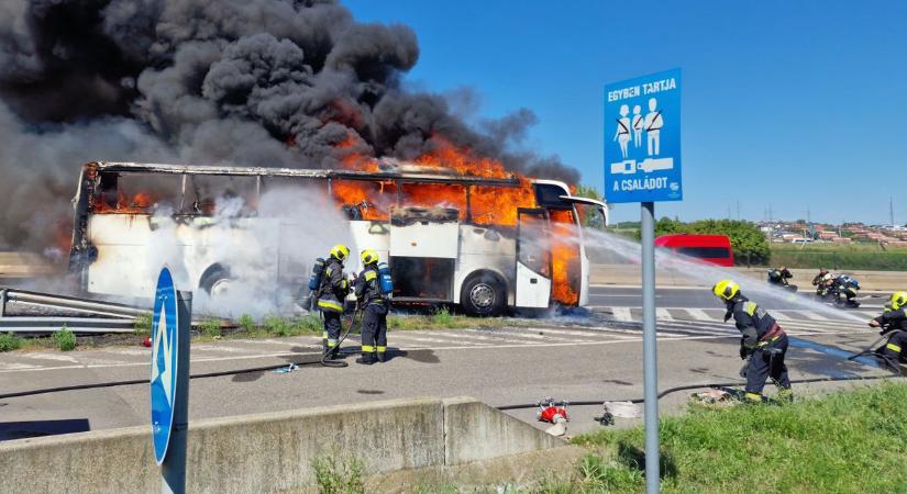 Lángba borult egy busz, negyven utast kellett kimenekíteni