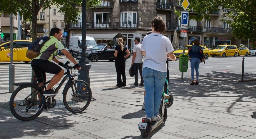 Lázár János sajtótájékoztatót tart: bejelenthetik az új KRESZ részleteit