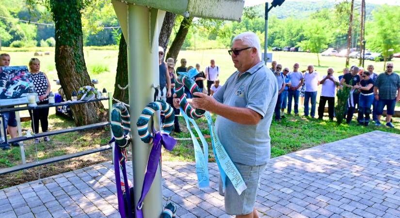 Balesetben elhunyt motoros társaikra emlékeztek