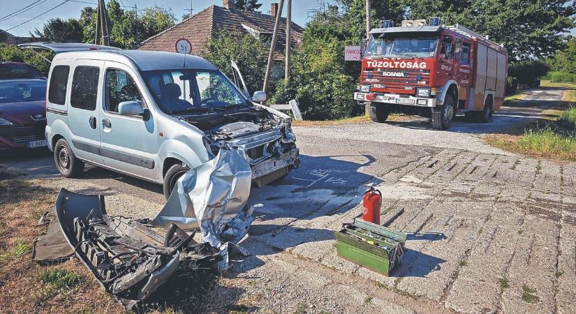 Balesetek a vasúti átjárókban, új hírek Törőcsik Mari velemi házáról, s Halász Bencéék bedobták magukat a városházán