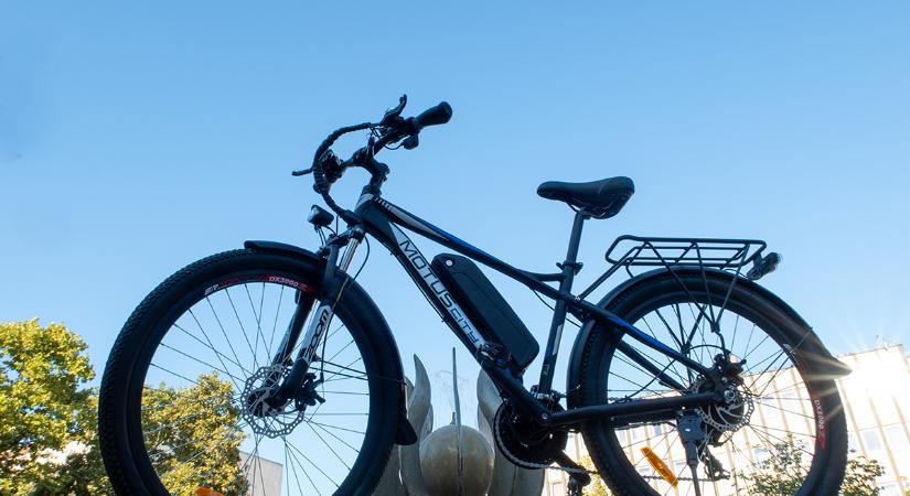 Városi e-bike roller árban - MOTUS City e-bike teszt