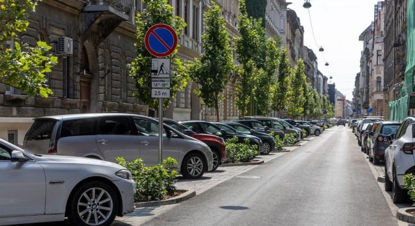 Leaszfaltoztak egy VI. kerületi utcát, elviselhetetlen a hőség