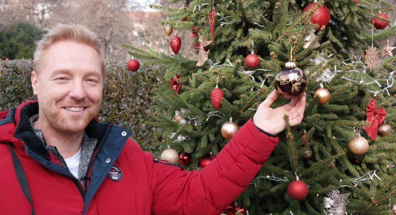 Művészek díszítették fel a Városmajori Szabadtéri Színpad karácsonyfáját