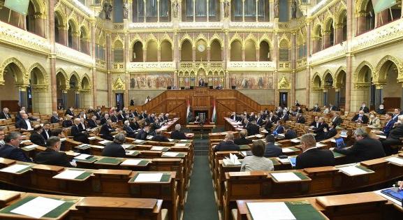 Megszavazták az Alaptörvény és a választási törvény módosítását