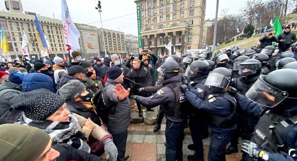 Több tucat ember sérült meg a Kijevben rendezett tüntetéseken