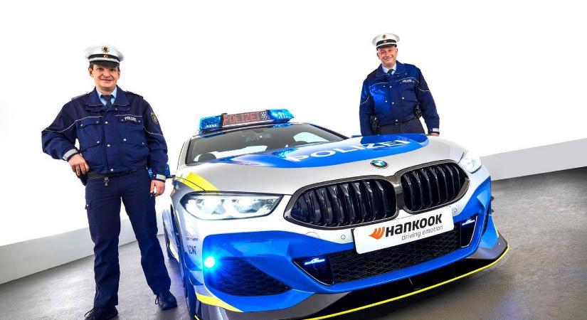 Idén 8-as BMW-ből készült tuning-rendőrautó