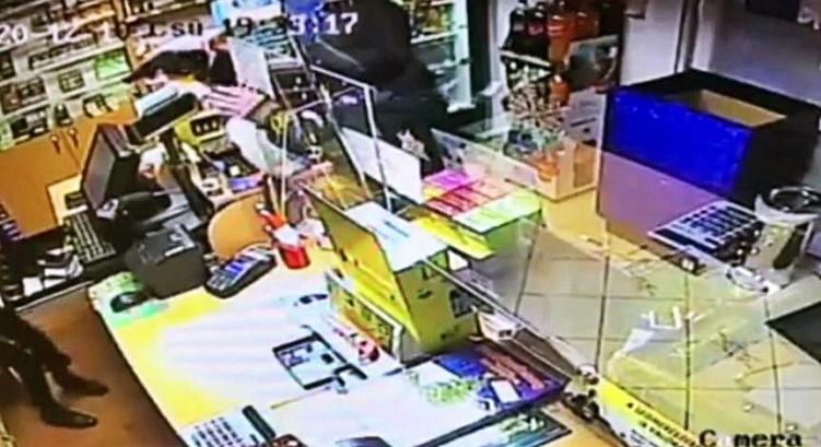 Videón, ahogy egy mosonmagyaróvári eladó szénné szívatja a fegyveres, csuklyás trafikrablót