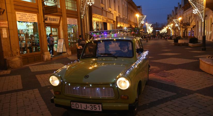 Karácsonyi díszkivilágítással gördült be a Trabant a sétálóutcára – videó