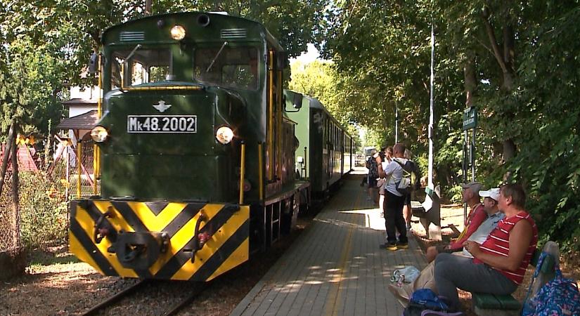 A Zsuzsi Erdei Vasúttal és természettúrával zárhattuk a nyarat a Hármashegyen – videóval