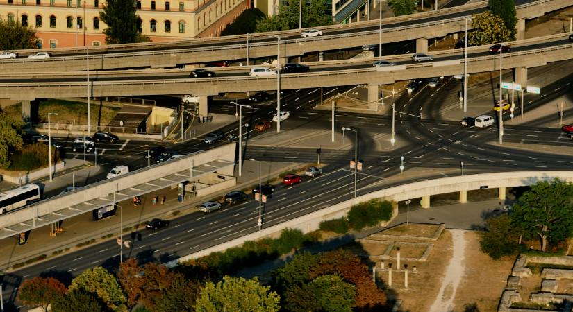 Római romok és többsávos autóút a panelrengetegben: a Flórián tér kuszasága