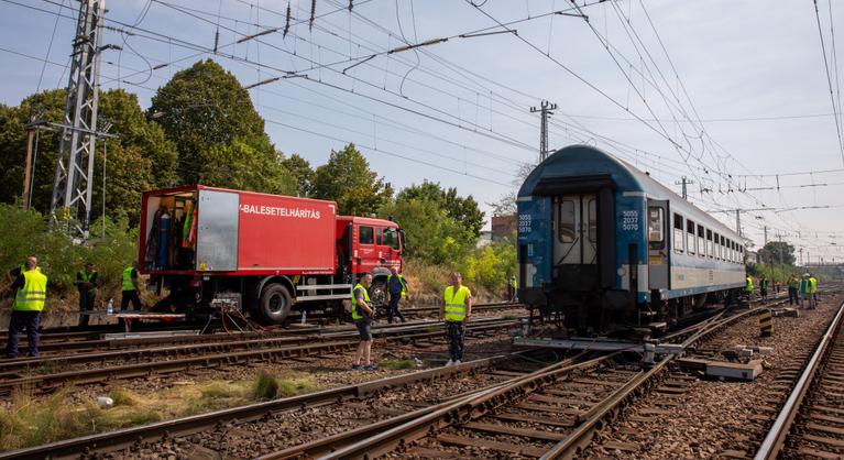 Mindegyik kisiklott kocsit visszaemelték a Keleti pályaudvar bevezető vágányain