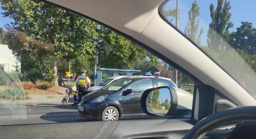 Két személyautó ütközött Pécsen a Gyárvárosi templomnál (videó)