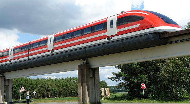Ki a gyorsabb: egy nagyon gyors vonat vagy egy Forma 1-es autó?