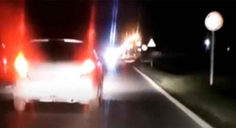 Így cikázott az úton a részeg suzukis, aki aztán belehajtott egy árokba Vépen - videó