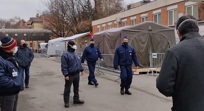 Gumibotos kidobók, rendőrök állták útját Hadházy Ákosnak a szekszárdi kórházban