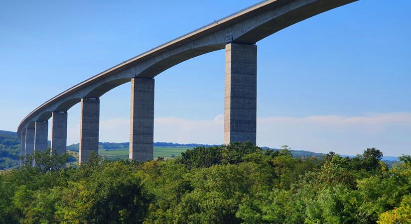 Mától két hétre lezárják a Kőröshegyi völgyhidat, speciális gépekkel megemelik a viaduktot