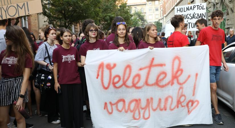 Rendhagyó évnyitó: diákok demonstráltak a Madách Gimnázium leváltott igazgatója miatt