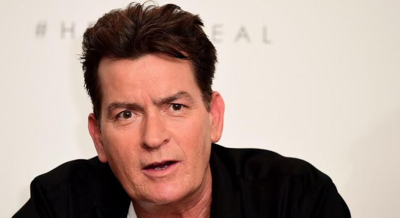 Kábítószer, erőszak és összeomlás – brutális botrányok állnak a ma 59 éves Charlie Sheen mögött