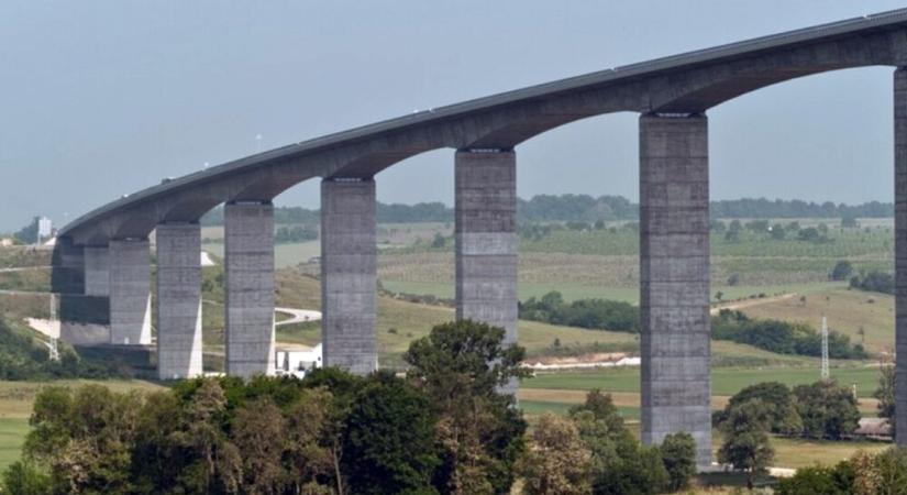 Két hétre lezárják a Kőröshegyi völgyhidat