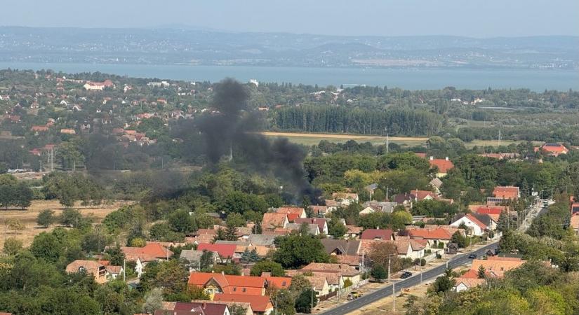 Helikopter érkezett egy kőröshegyi tűzhöz