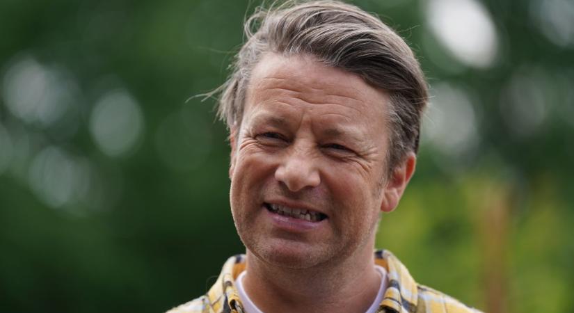 Jamie Oliver sütés nélküli sajttortájáért megőrülnek az édességimádók