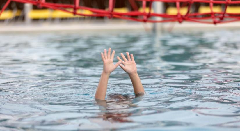 Több ezer strandoló szorított a fuldokló kisfiúért