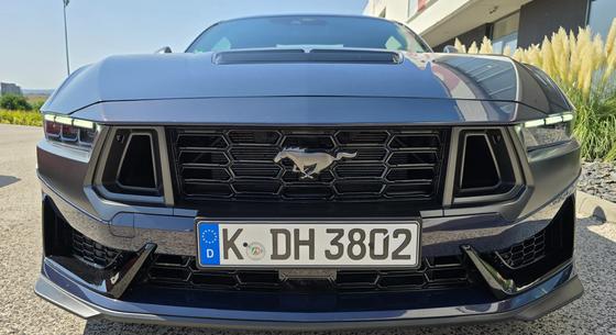 Kátyút figyel, gumit éget, V8-cal muzsikál: nyúzópróbán az új Ford Mustang Dark Horse