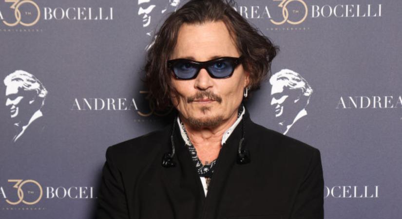 Johnny Depp fogai fehérebbek, mint valaha – a színész teljesen új mosollyal tért vissza