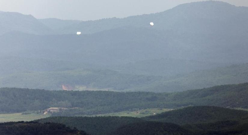 Észak-Korea megint több száz szeméttel teli léggömböt küldött Dél-Koreába