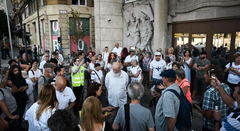 Iványi Gábor és Lendvai Ildikó is megjelent az ügyészségnél, ahol demonstráció zajlik Donáth Anna kihallgatása miatt