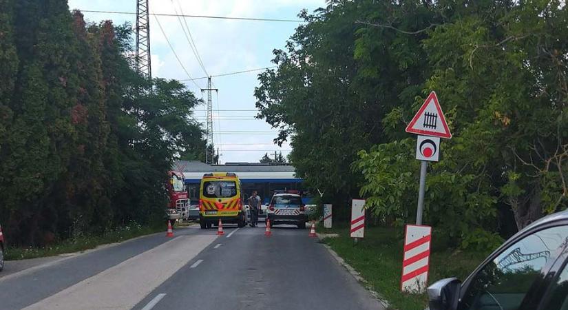 „Kérlek benneteket ki-ki hite szerint mondjon egy imát érte” – búcsúlevelet írt lánya osztálytársainak az anyuka, akinek 16 éves gyermekét halálra gázolta a vonat