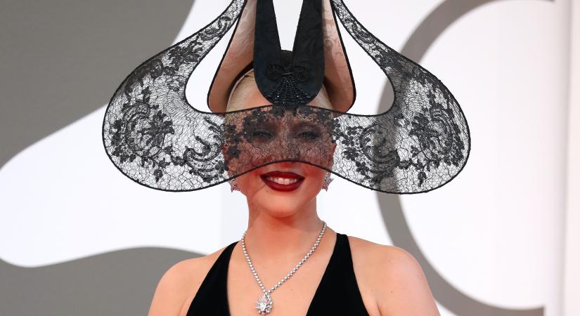 Lady Gaga ruhájánál csak az eljegyzési gyűrűje volt feltűnőbb