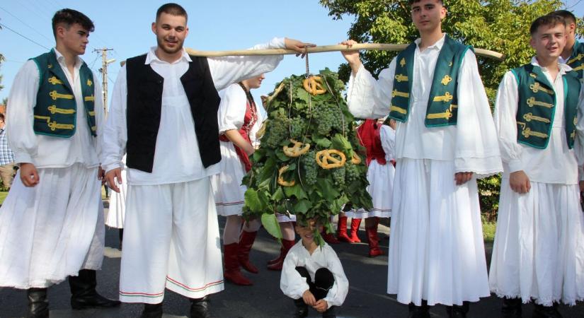 Jubileumi Badacsonyi Szüret jó borokkal, felvonulással