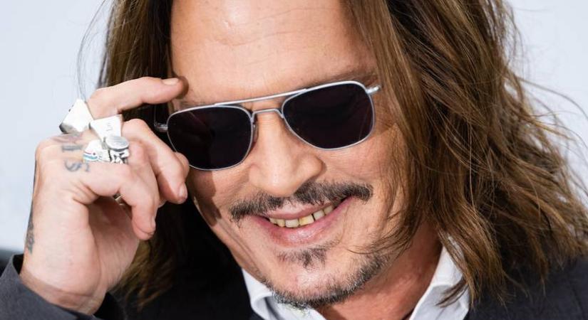 A 61 éves Johnny Depp éveket fiatalodott új fogsorával: látványos az átalakulás