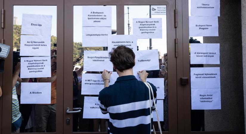 Donáth Anna nem tudott részletes vallomást tenni, hiszen nem is tudja pontosan, hogy mivel vádolják az ügyészek