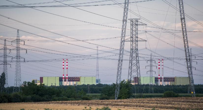 Százezer tonna iszapot kotortat a Dunába Paksnál Mészáros cége