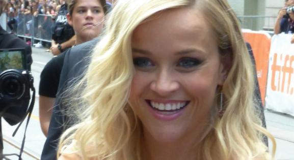 Reese Witherspoon a volt irodalomtanára előtt tisztelgett a könyvklubja 100. könyvével