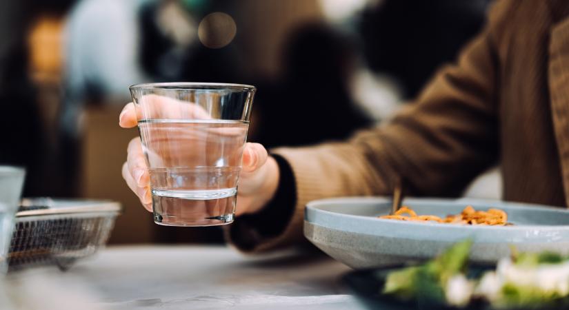 Itt a válasz arra, hogy vajon előnyös vagy káros étkezés közben vizet inni