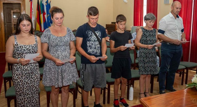 Ismét bővült a magyar társadalom: hatan tettek esküt