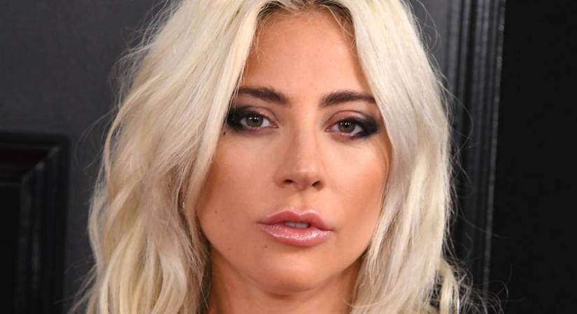 Lady Gaga először lépett a vörös szőnyegre vőlegényével: a velencei filmfesztivál álompárja voltak