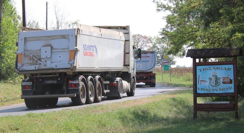 Remegnek a házfalak, szenvednek a megnövekedett kamionforgalom miatt a 34-es út menti települések