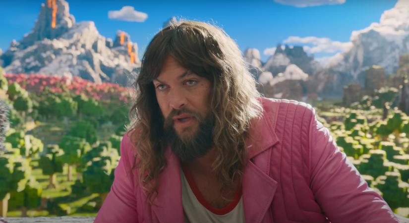 Jason Momoa pink bőrdzsekiben merül el a Minecraft világában