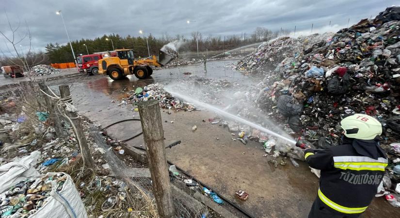 400 négyzetméteren ég a szemét az oroszlányi hulladéktelepen