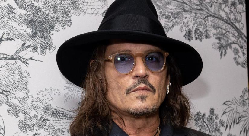 Johnny Depp rendbe rakatta rohadó fogait: videón az eredmény