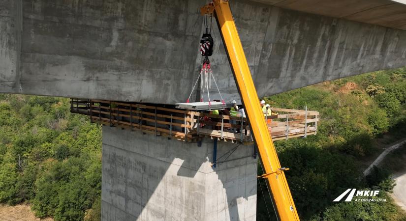 Videón, ahogy felemelik a Kőröshegyi völgyhíd szerkezetét