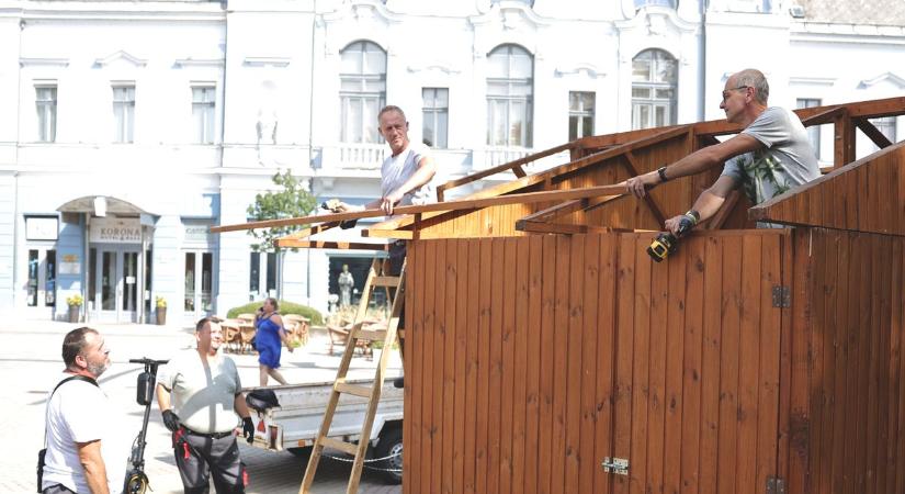 Épülnek a házikók a Kossuth téren