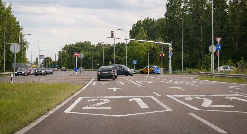 Zenélő útburkolatot adtak át a 21-es főúton, Hatvan közelében