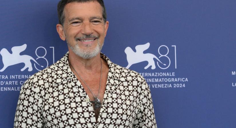 Antonio Banderas úszik a boldogságban: eljegyezte meseszép lányát, Stellát az óvodáskori szerelme