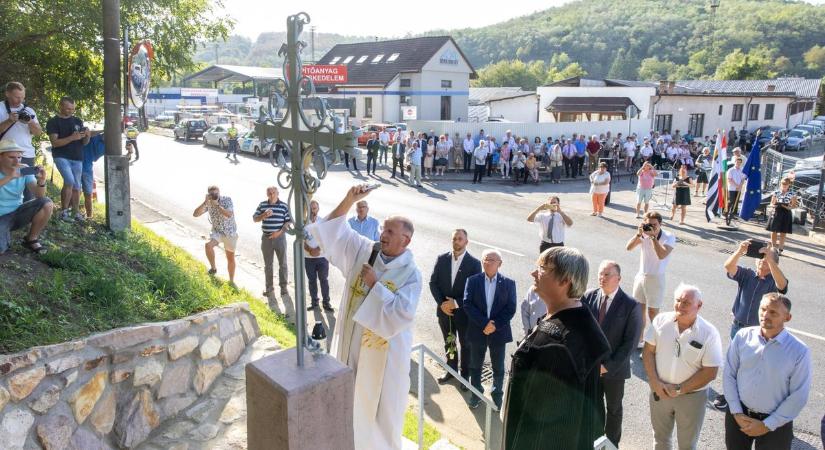 Áldás szállt a felújított salgótarjáni út menti keresztre (fotók)